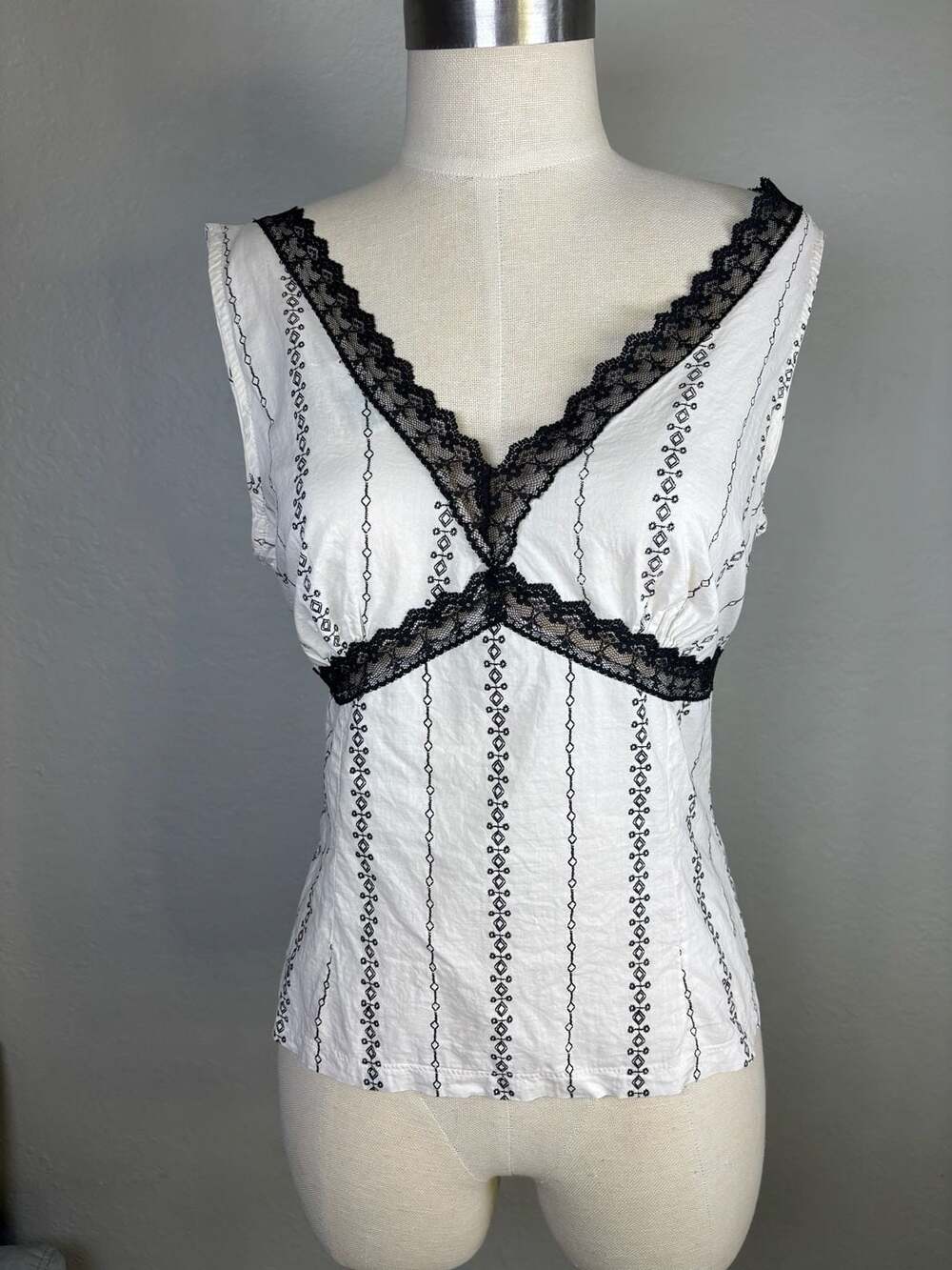 Charlotte Russe White and Black Lace Trim Geometric Pattern Sleeveless Corset To